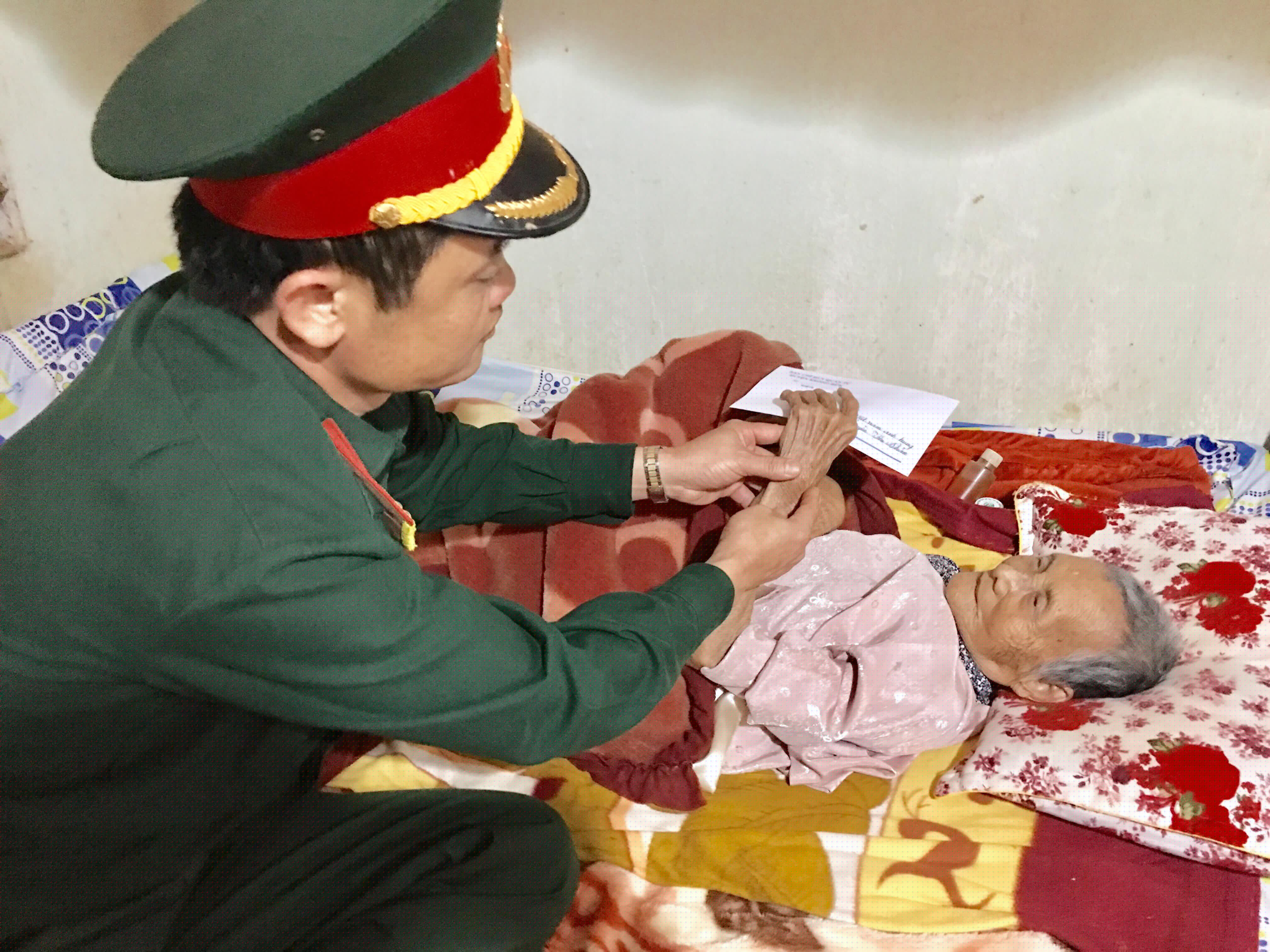 Ban Chỉ huy quân sự huyện Krông Búk thăm và tặng quà cho mẹ Việt Nam anh hùng